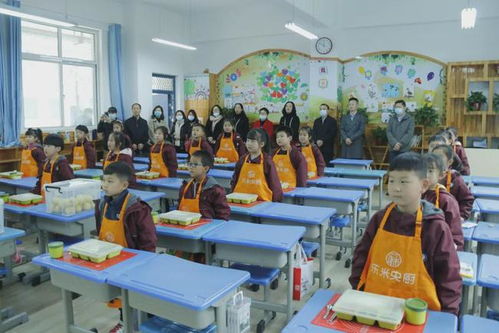 珠海市教育局来郑州市实验小学观摩午餐供餐工作