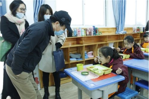 珠海市教育局来郑州市实验小学观摩午餐供餐工作